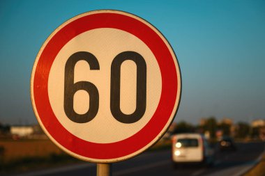 60 hız limitli trafik işareti ile araba sürüşü, seçici odaklı hareket bulanık görüntü