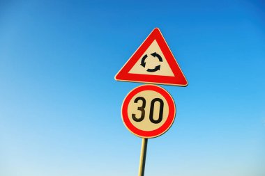 Trafik kavşağı ve hız sınırı işareti, seçici odak