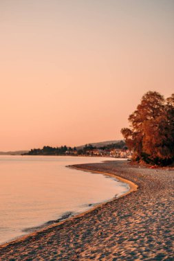 Yaz gündoğumunda Polychrono plajı, seçici odak