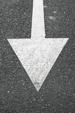 Asfalt yüzeyinde yol işaretleme oku, seçici odak