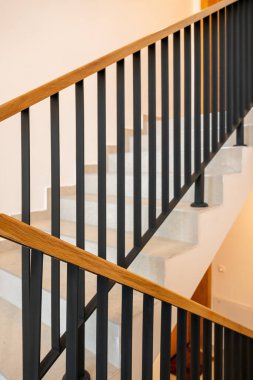 Modern merdiven korkulukları parlak çağdaş bina içinde ahşap ve metal parmaklıklardan yapılmıştır. Seçici odak.