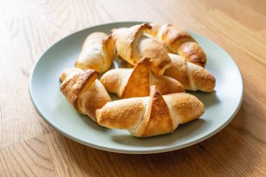 Tabakta ev yapımı kipferl ekmeği, taze pişmiş hamur işi. Seçici odak.