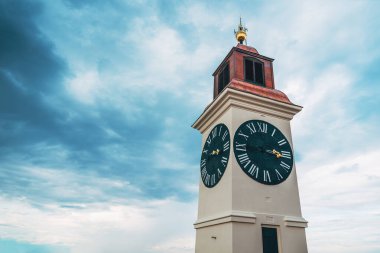 Petrovaradin kalesindeki ünlü saat kulesi, Sırbistan 'ın Novi Sad kentinde tarihi bir dönüm noktası. Seçici odak.