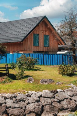 Kırsal kesimle çevrili bir dağ köyündeki geleneksel Slovenya dağ evi. Seçici odak.