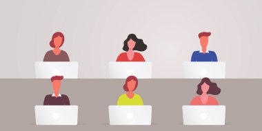Ofiste, Ortak Çalışma Alanında, Okul Sınıfında ya da İşyerinde Çalışan Düz Çizgi Karakterlerin Vektör İllüstrasyonu - İnsanlar Dizüstü bilgisayarlar üzerinde çalışır, Sudents birlikte çalışır