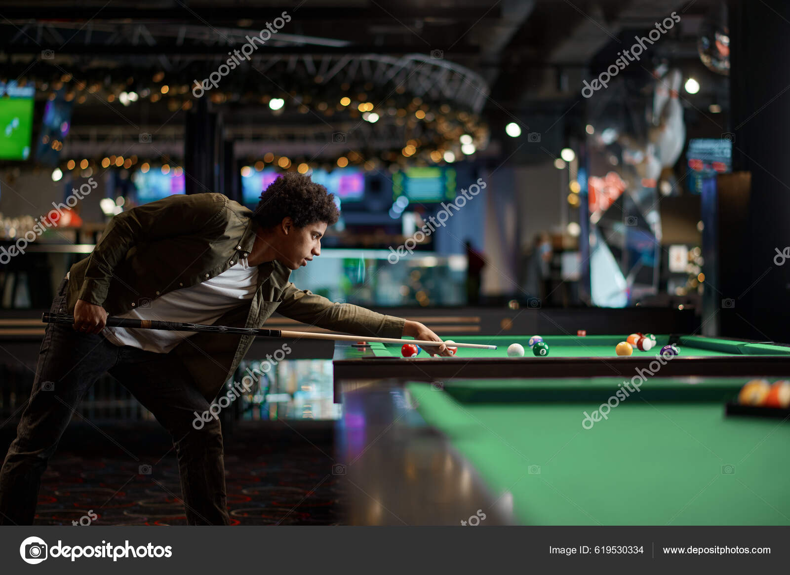 Mão do homem jogando sinuca no bar com bola de snooker