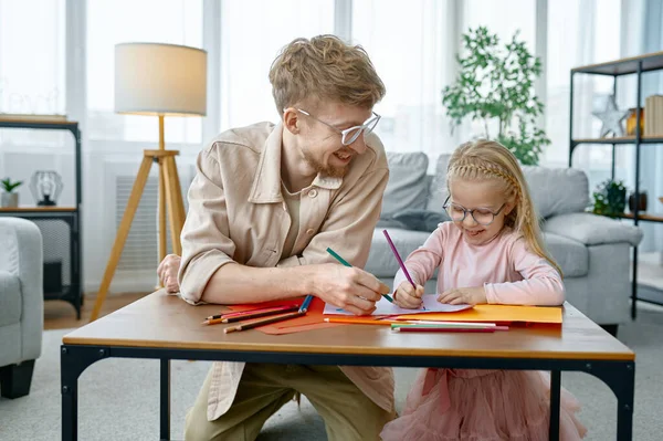 Щасливий Батько Дочка Малюють Сидячи Столом Тато Допомагає Дошкільному Дитині — стокове фото