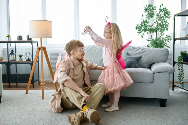 幸せな愛情若いお父さん遊びともに興奮した小さな娘 面白いゲーム活動に自宅で家族の週末 — ストック写真
