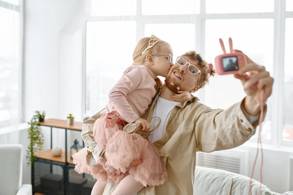 Glädjefylld Far Och Dotter Söt Kostym Gör Rolig Selfie — Stockfoto