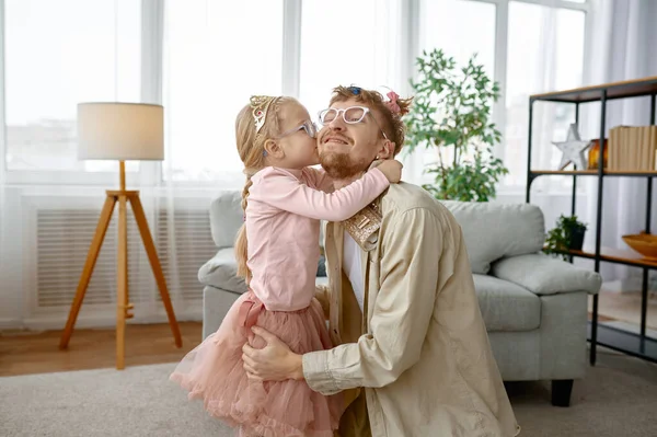 小さな娘抱擁とキス幸せな笑顔お父さん上のホームリビングルームのインテリア かわいいです家族のポルノの — ストック写真