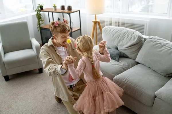 快乐的父亲和兴奋的小女儿在家里玩的开心 — 图库照片