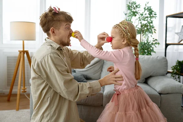 爸爸和女儿头戴小丑鼻子在一起玩乐快乐的全家福 — 图库照片