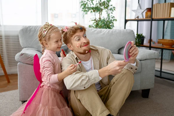 小さな幸せな娘と父親面白いメイクで 家庭で時間を過ごす家族を愛し — ストック写真