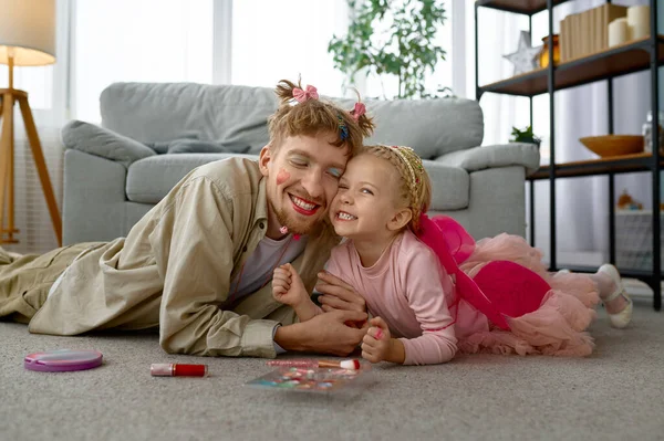 快乐微笑的父亲和女儿的画像 家庭在家里嬉闹的时光 爸爸滑稽的化妆 — 图库照片