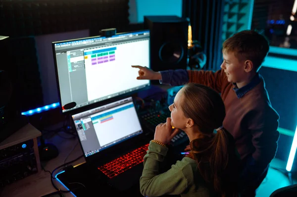 Вид Сверху Детского Музыканта Микширующего Мелодию Саундтрека Ноутбуке Компьютера Студии — стоковое фото