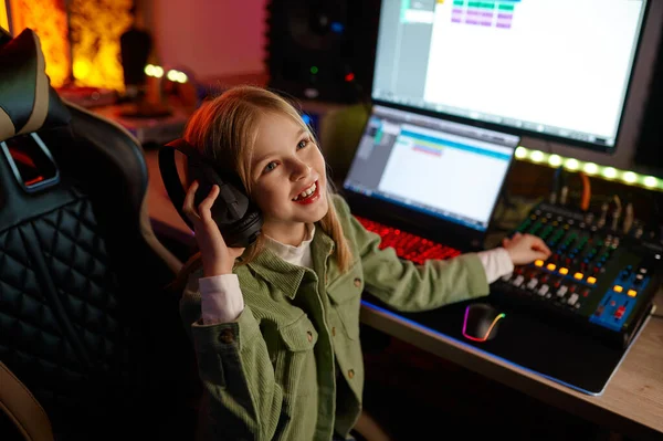 Spännande Framgångsrik Ung Flicka Preteen Barn Ljud Ingenjör Blanda Ljud — Stockfoto