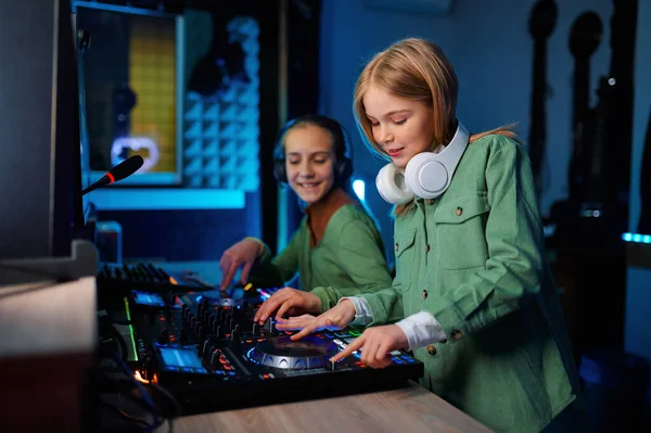 儿童在广播电台或录音室使用混音机 青少年在混音控制台上玩耍 — 图库照片