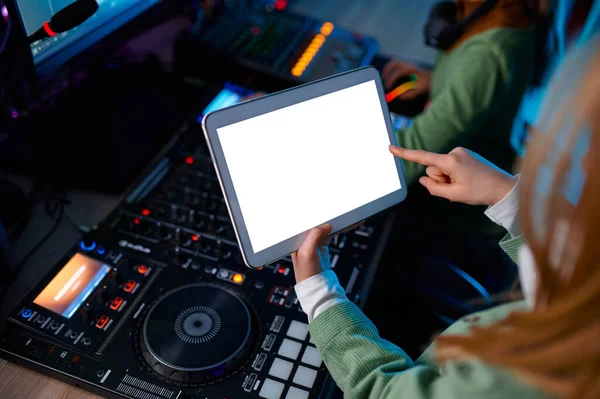 라디오 방송국이나 스튜디오에서 사운드 콘솔을 어린이 태블릿 화면을 클로즈업하는 — 스톡 사진