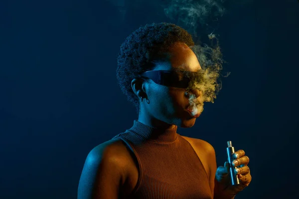 Προσωπογραφία Γυναίκας Γυαλιά Ηλίου Που Καπνίζει Ηλεκτρονικό Τσιγάρο Σκούρο Φόντο — Φωτογραφία Αρχείου