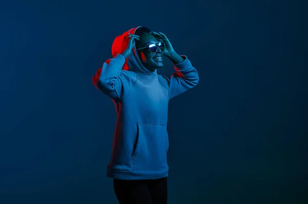 선글라스를 스웨터를 어두운 스튜디오 — 스톡 사진