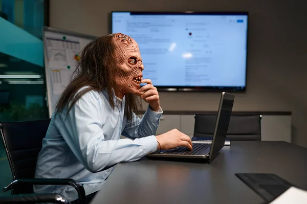 Zombie Biznesmen Pracuje Online Laptopie Sali Konferencyjnej Nocy — Zdjęcie stockowe