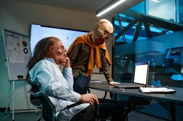 Twee Zombie Zakenmannen Die Online Video Chat Hebben Lelijke Corporate — Stockfoto
