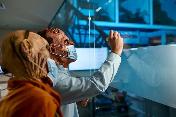 Zombie Επιχειρηματίες Στο Πρόσωπο Μάσκες Brainstorming Συζητώντας Έργο Την Αναζήτηση — Φωτογραφία Αρχείου