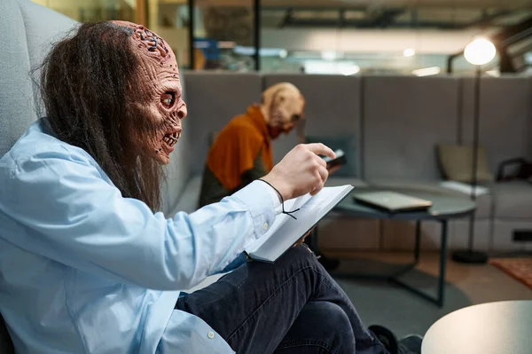 Les Employés Zombie Lisant Des Livres Pendant Pause Travail Assis — Photo