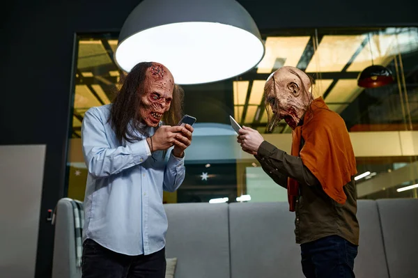 Fula Zombiemänniskor Som Använder Digital Utrustning Kontoret Sociala Medier Nätverk — Stockfoto