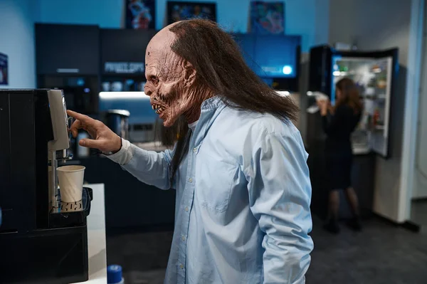 Zombie Pracownik Robi Kawę Przy Użyciu Automatu Biurowego Przepracowany Pracownik — Zdjęcie stockowe