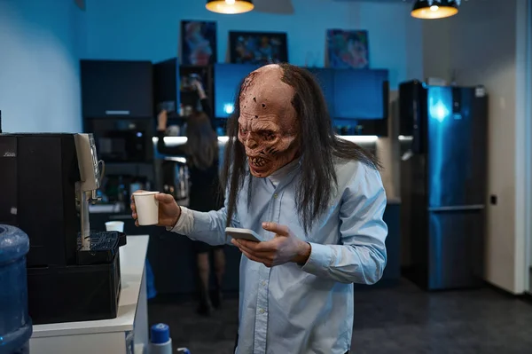 Zombie Pracovník Dělá Kávu Mluví Mobilní Telefon Přetížený Podnikatel Pracující — Stock fotografie