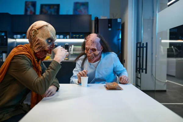僵尸同事们吃东西 喝咖啡都很开心 午饭时间 在办公室喝咖啡休息 过度工作的雇员休息 — 图库照片