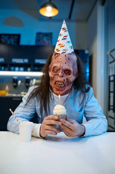 快乐毛骨悚然的僵尸办公室员工与生日蛋糕看起来很高兴和兴奋的肖像 — 图库照片