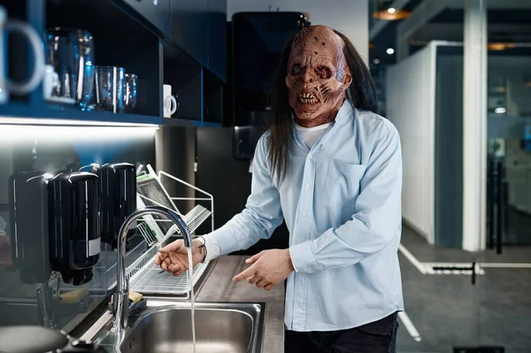 恶心的僵尸员工在洗碗槽里洗杯子 午餐时间和咖啡休息时间的概念 办公室餐厅内部 — 图库照片