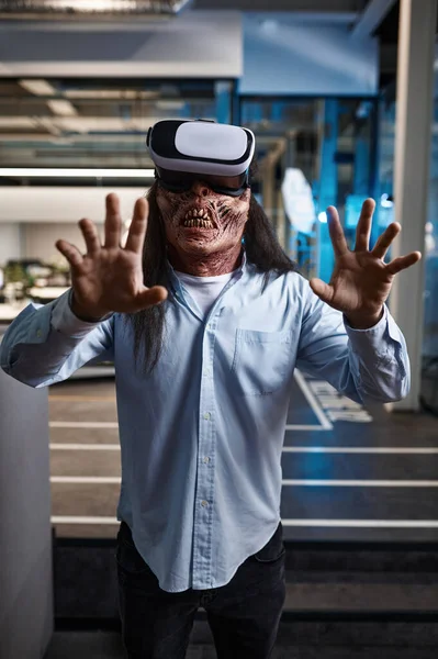 僵尸办公室工作人员使用Vr模拟器耳机 用虚拟现实的未来主义技术工作的不死怪物商人 — 图库照片