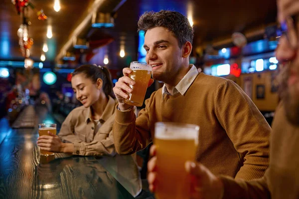 Los Amigos Descansan Bar Deportes Viernes Concéntrate Joven Bebiendo Cerveza — Foto de Stock