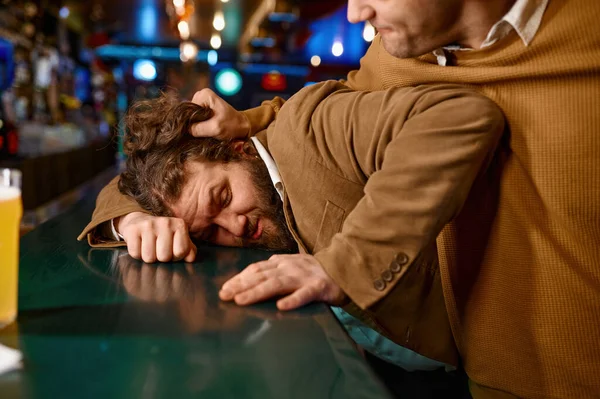 Voetbalfans Vechten Agressieve Man Die Iemand Bar Loket Trekt Vrienden — Stockfoto