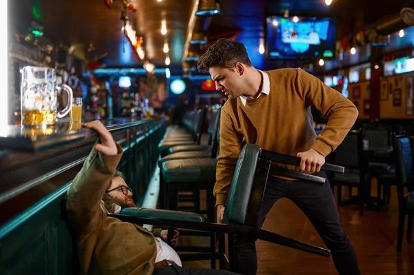 Lutar Num Pub Tipo Zangado Fazer Amizade Com Uma Cadeira — Fotografia de Stock
