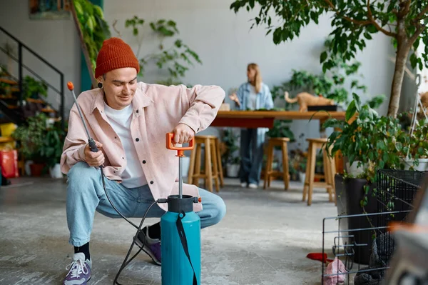 男人花店准备喷洒植物叶子的喷雾剂 在花卉作坊工作的夫妇 家庭创业概念 — 图库照片