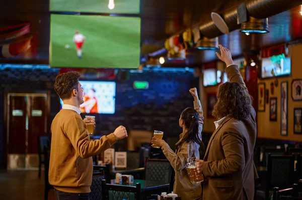 Felices Fanáticos Del Fútbol Animando Beber Cerveza Viendo Traducción Partidos — Foto de Stock