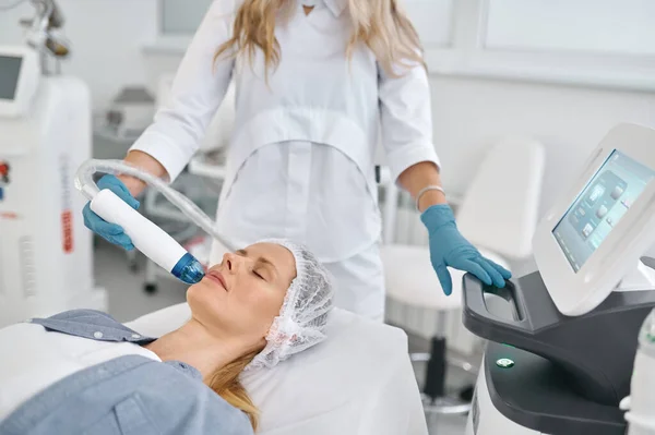 Vrouwelijke Patiënt Die Lasertherapie Krijgt Cosmetoloog Kantoor Tevreden Vrouw Wegwerp — Stockfoto