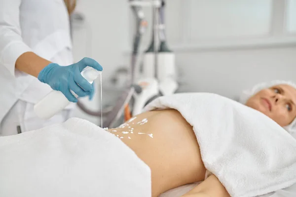 Cosmetologist Putting Cream Patient Belly Lpg Massage Closeup Rajeunissement Restauration — Photo