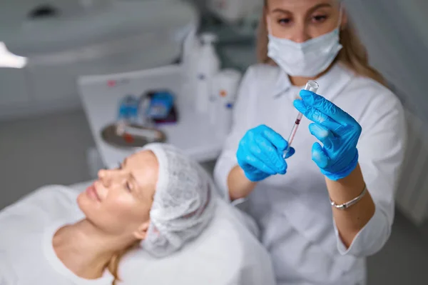 Injectie Kosmetologie Bij Professionele Schoonheidssalon Concept Focus Hand Van Cosmetoloog — Stockfoto