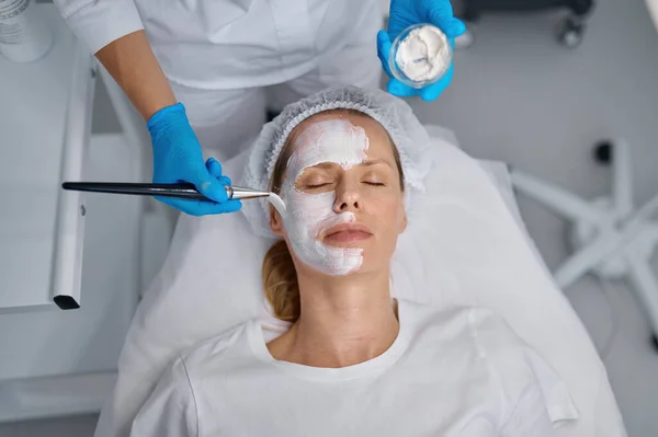 Cosmetólogo Aplicando Máscara Cara Del Cliente Usando Cepillo Cosmetología Profesional — Foto de Stock