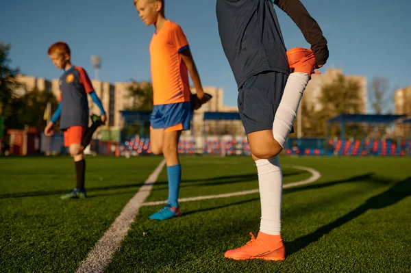 Mladí Fotbalisté Dělají Rozcvičku Protáhnout Nohy Fotbalovém Tréninku Chlapci Sportovci — Stock fotografie