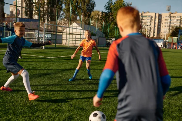 Jovens Meninos Clube Futebol Esportivo Unidade Treinamento Melhorar Habilidades Campo — Fotografia de Stock