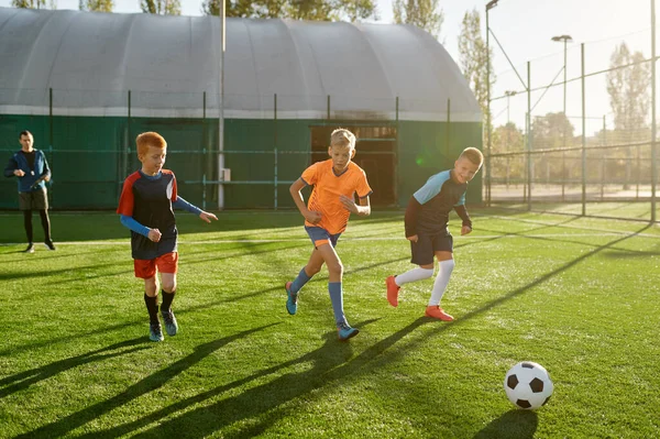 Jovens Meninos Clube Futebol Esportivo Unidade Treinamento Melhorar Habilidades Relva — Fotografia de Stock