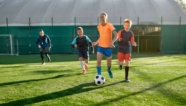 Młodzi Chłopcy Grający Piłkę Nożną Podczas Zawodów Juniorów Szkole Sportowej — Zdjęcie stockowe