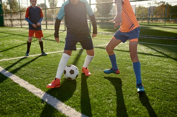 Молоді Хлопці Грають Футбольний Матч Тренувальному Таборі Дітей Спортивний Турнір — стокове фото
