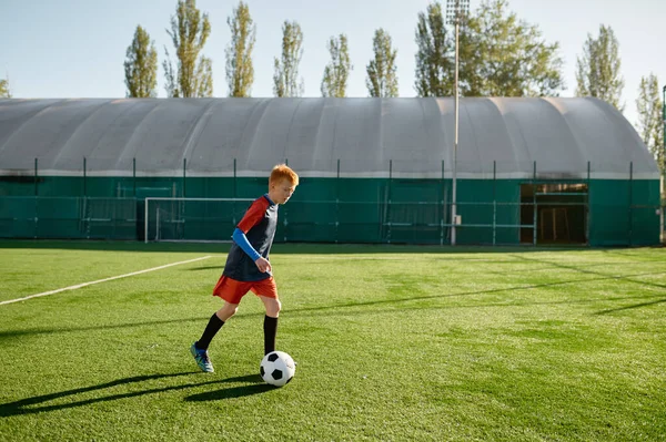 Piłka Nożna Wieku Podstawówki Junior Chłopiec Piłkarz Szkolenia Wraz Boisku — Zdjęcie stockowe